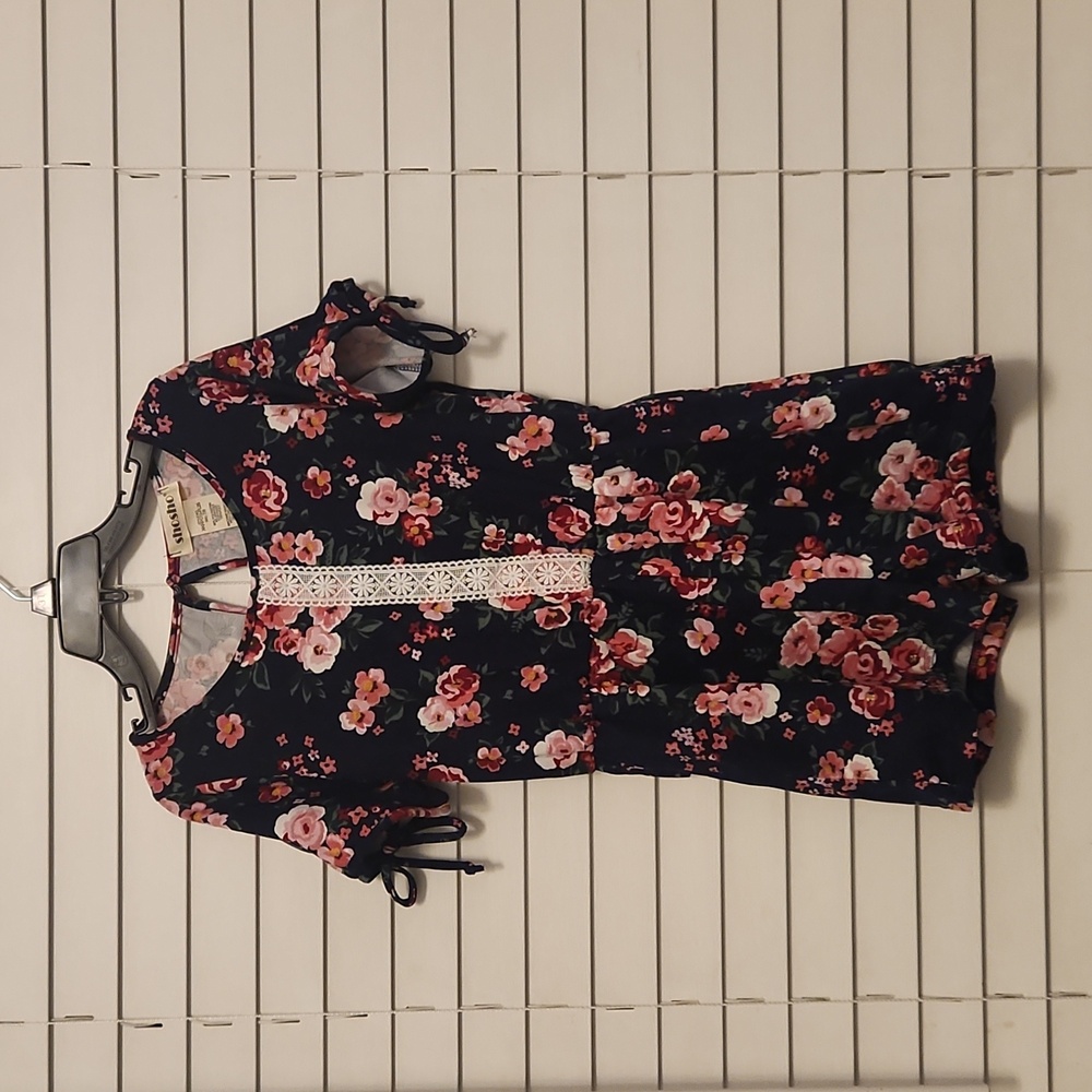 (3 ITEMS FOR $25)Shosho Navy and Pink Floral Short Romper Size 7/8